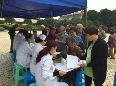 昆山虹橋醫(yī)院攜手中華園社區(qū)舉辦大型義診活動(dòng) 愛在深秋，共筑健康家園